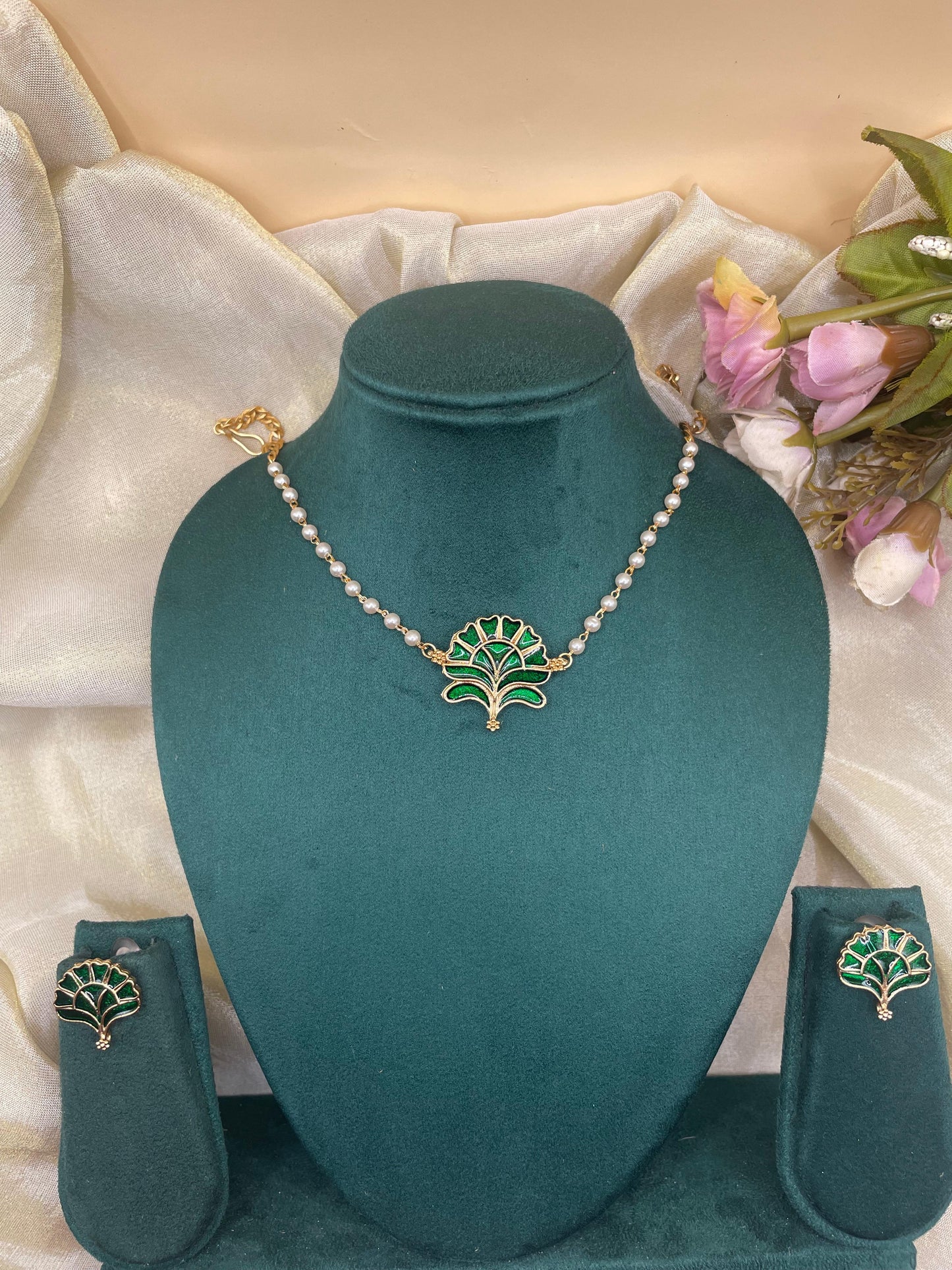 Emerald boom pearl necklace