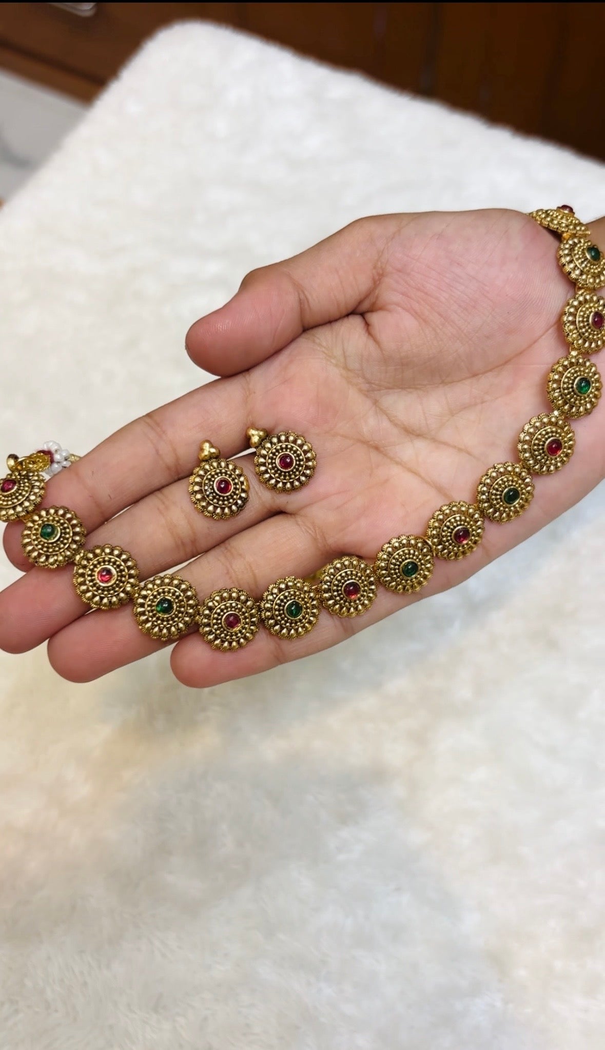 Antique Round Stone Choker-
CH043