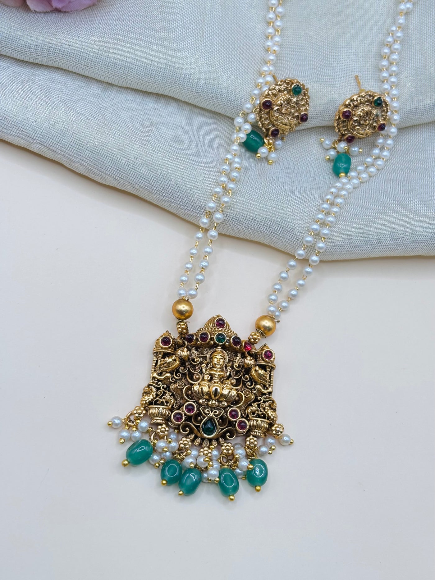 Temple Pearl Necklace with Dual-Tone Stone-N036
