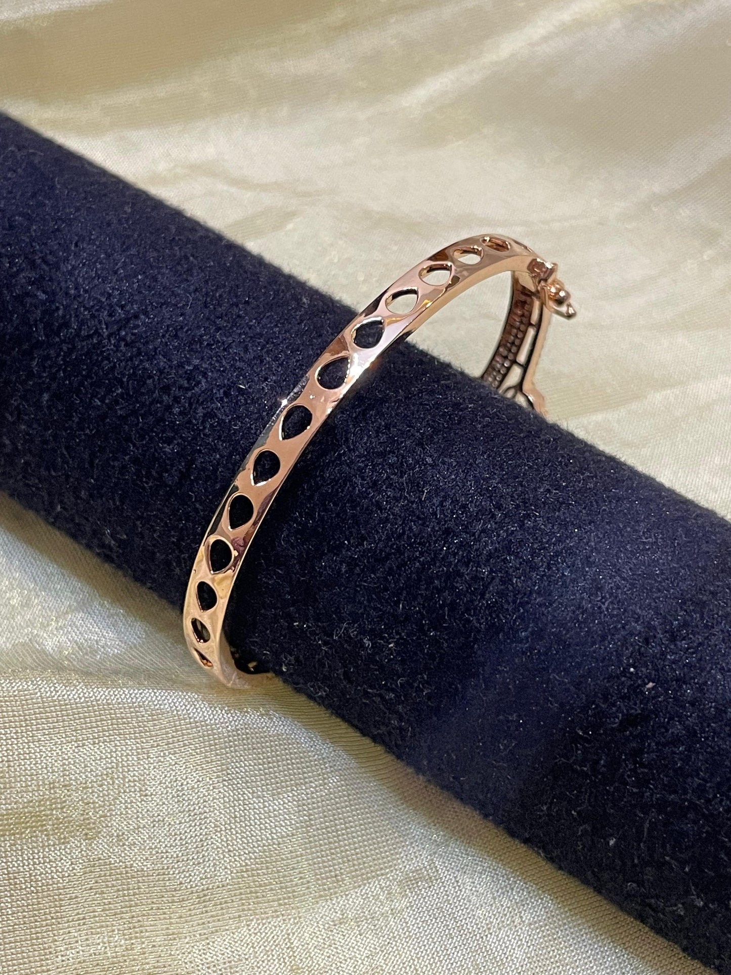 Rosé Elegance Bangle-B019(02)