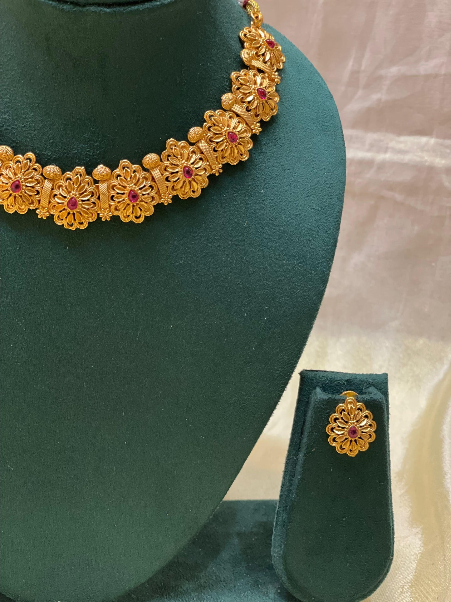 Floral Radiance Gold Necklace -CH010(01)