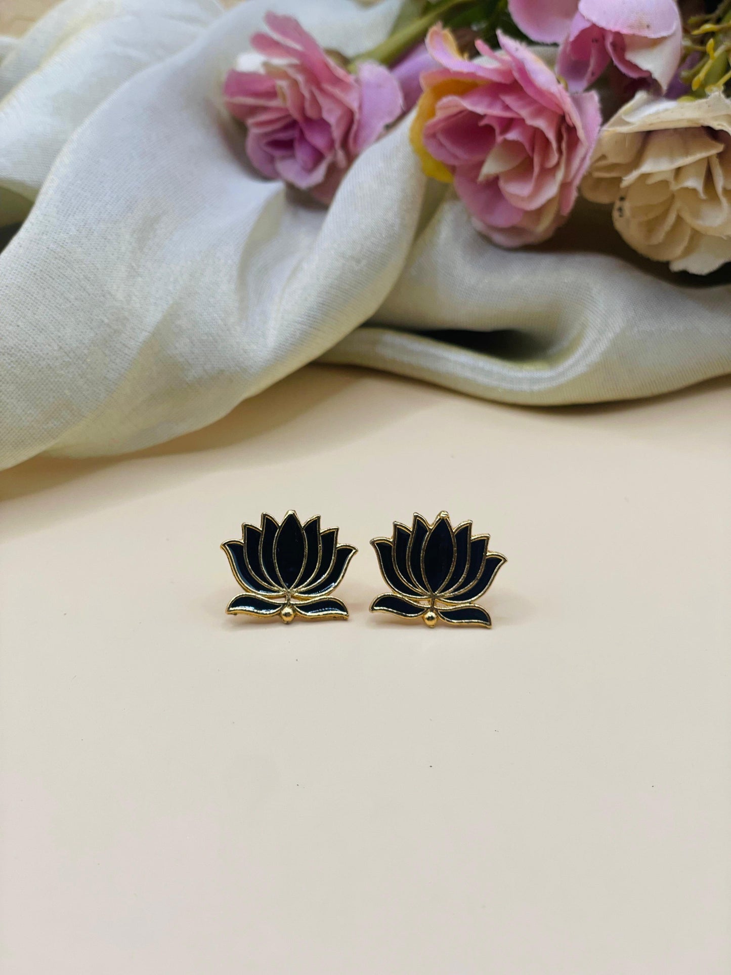 Black Lotus Necklace-L001