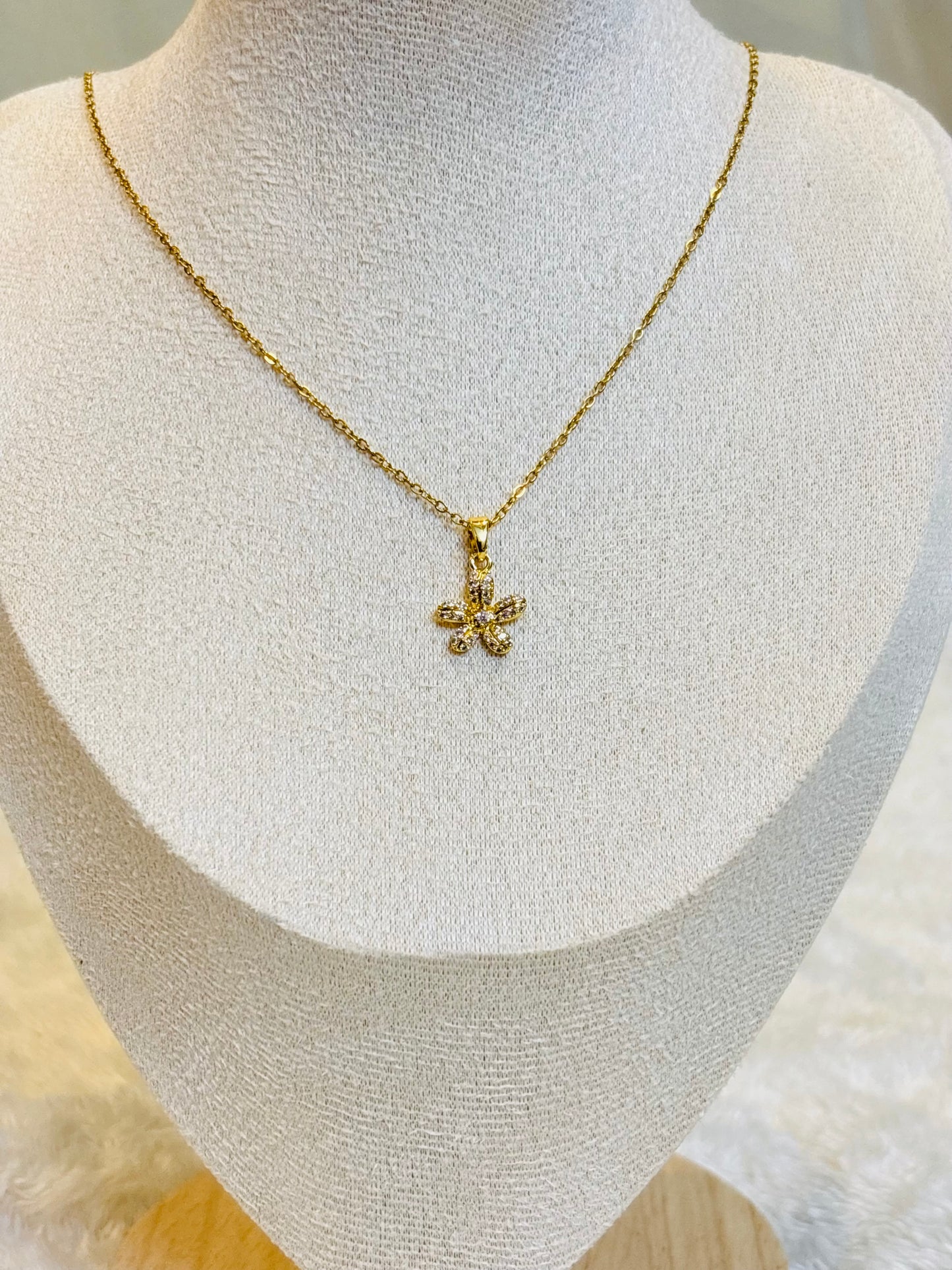 Bloom Kiss Necklace-C05