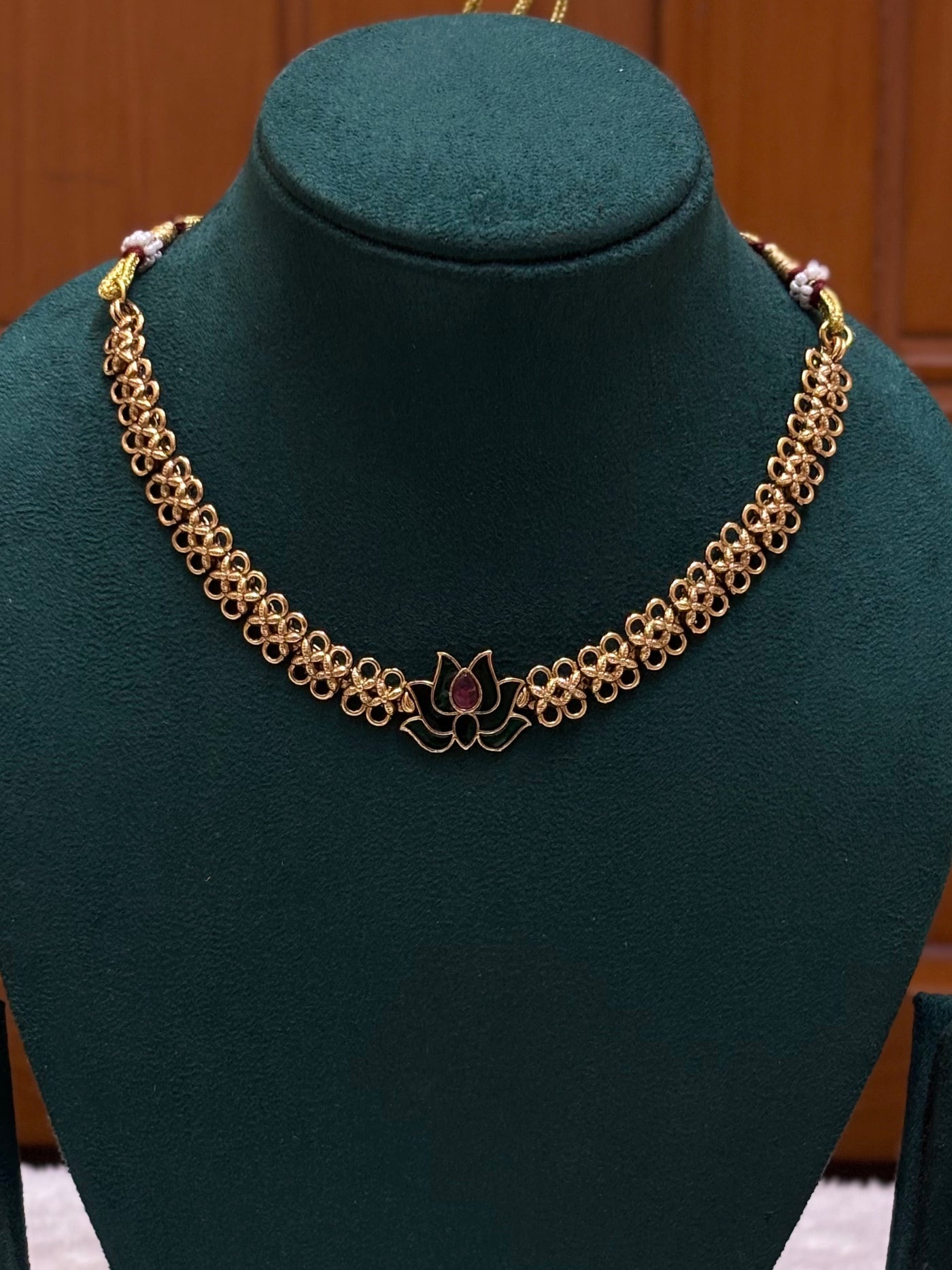 Lotus Pendant choker-CH035