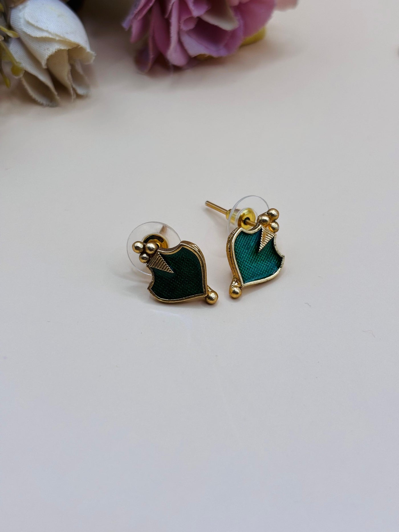 Leaf Charm Invisible Necklace